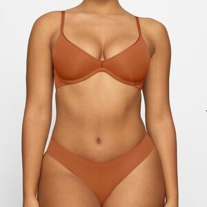 Skims weightless scoop bar size 34C